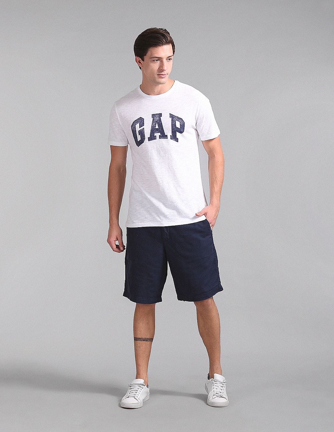 Gap Men's V-Logo T-Shirt - Distressed Slub Knit, Vintage Feel Short Sleeve Tee